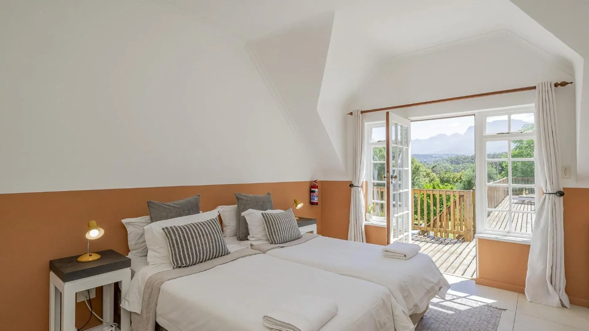 Rustic Farmhouse Retreat With Wood-Fire Hot Tub By Host Agents ケープタウン 別荘